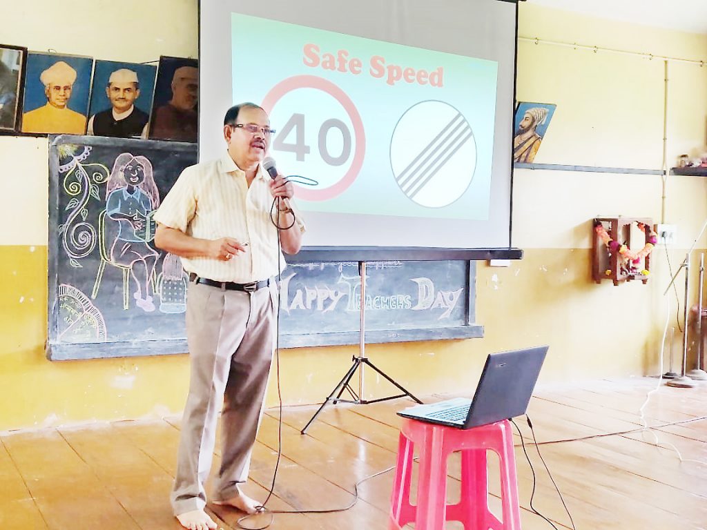 दुचाकी चालविताना कायद्याचे पालन करा