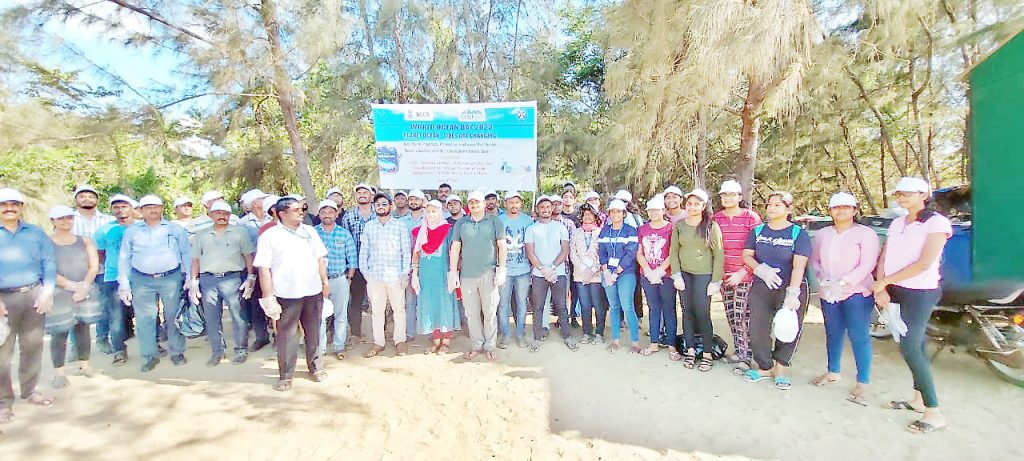 जागतिक महासागर दिना निमित्त राष्ट्रीय समुद्रविज्ञान संस्थेने आयोजित केली समुद्रकिनारा स्वच्छता मोहीम