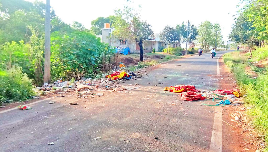 कडोली बसवाण्णानगरजवळ भर रस्त्यावर दुर्गंधीयुक्त कचरा : नागरिक त्रस्त