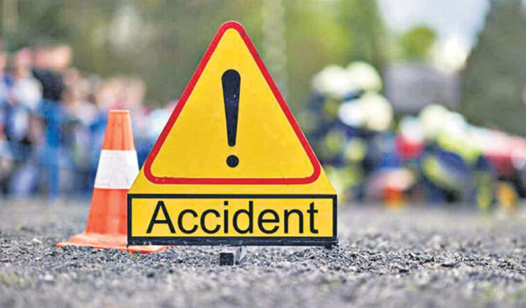 ACCIDENT: होनगा बेन्नाळी ब्रिजवर तिहेरी अपघातात दोन ठार; काडसिद्वेश्वरमठाचे स्वामीजी जखमी accident-near-honaga-2-death-Tarunbharat