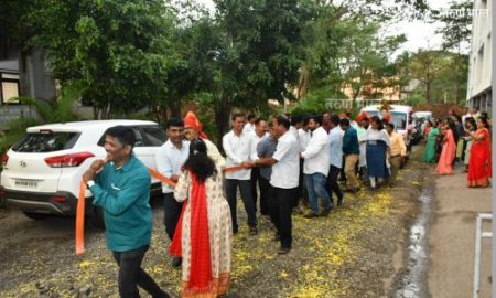निवृत्त कर्मचाऱ्याला घरी सोडण्यासाठी सहायक आयुक्त लोंढे यांनी केले सारथ्य