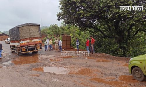 Ratnagiri : पहिल्याच पावसाचा मुंबई- गोवा महामार्गाला दणका Ratnagiri: Mumbai-Goa highway hit by the first rains