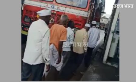 आणेवाडी टोल नाक्यावर वारकऱ्यांच्या गाड्यांना टोल वसुली; वारकरी आक्रमक