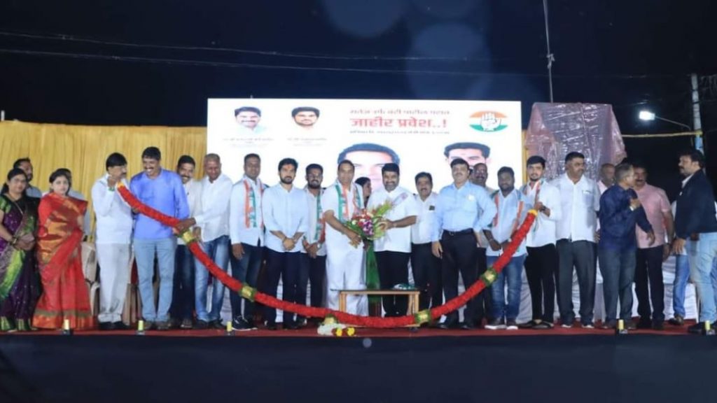 महाडिक गटाच्या मोरेवाडी येथील दोन ग्रामपंचायत सदस्यांचा सतेज पाटील गटात जाहीर प्रवेश Two gram panchayat members from joined Satej Patil group