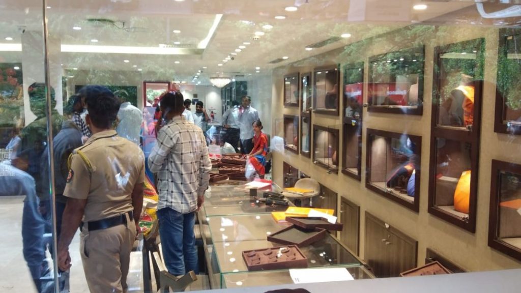 Sangli Breaking : सांगलीत कर्मचाऱ्यांना बांधून गोळीबार करत घातला दरोडा, रिलायन्स ज्वेलरी दुकानातील घटना