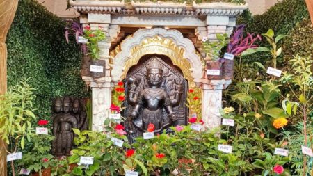 रत्नागिरीचे ग्रामदैवत भैरीबावाचा गाभारा विविध फुलझाडांची सजला