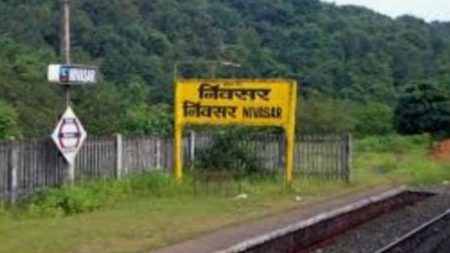 रेल्वे बोगद्यात पसरलेल्या धुरामुळे निवसरमध्ये कोकण रेल्वेची वाहतूक खोळंबली