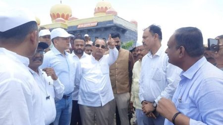 Solapur : लोणंद पालखी तळावर वारकऱ्यांच्या दिंड्यांबाबत महसूलमंत्र्याची सक्त सूचना