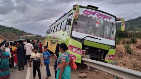 मुंबई गोवा महामार्गावर खासगी बसला अपघात : सुदैवाने सर्व प्रवासी वाचले