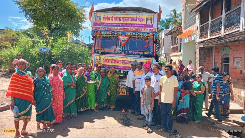 आषाढी वारीच्या पायी दिंडी सोहळ्यासाठी सांगरूळ परिसरातील भाविक रवाना