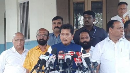 दंगल बैठकित छत्रपती शाहू महाराज, बंटी पाटील यांना का डावलंल? केसरकर म्हणाले,अनावधाने…