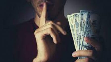 आचाऱ्याला धमकावून सहा जणांनी खंडणी उकळली