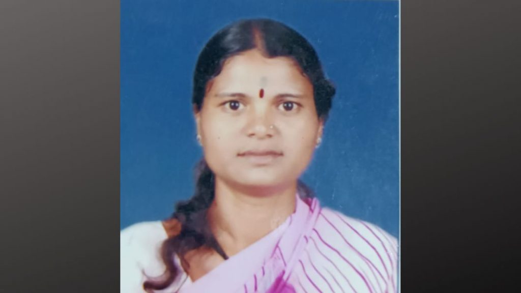 मोटारसायकलवरुन तोल जाऊन रस्त्यावर पडल्याने महिला ठार