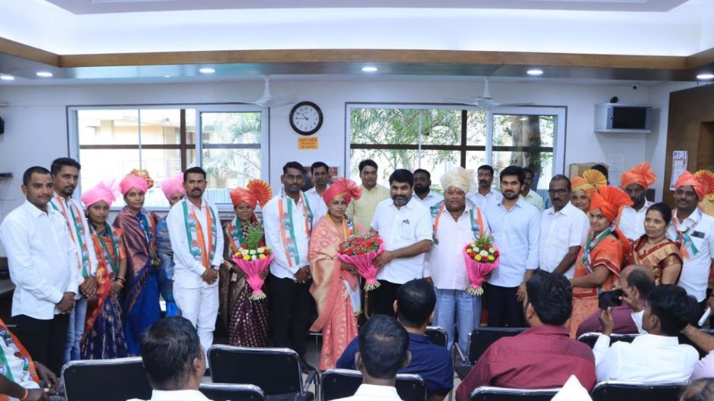 कोल्हापुरात महाडिक गटाला धक्का, मुडशिंगीत सरपंचांसह कार्यकर्ते पाटील गटात