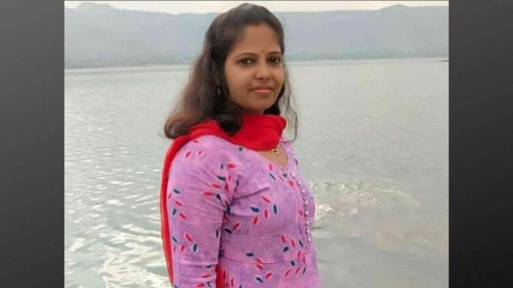 Woman dies due to snakebite in Aalat hatkangale marathi news