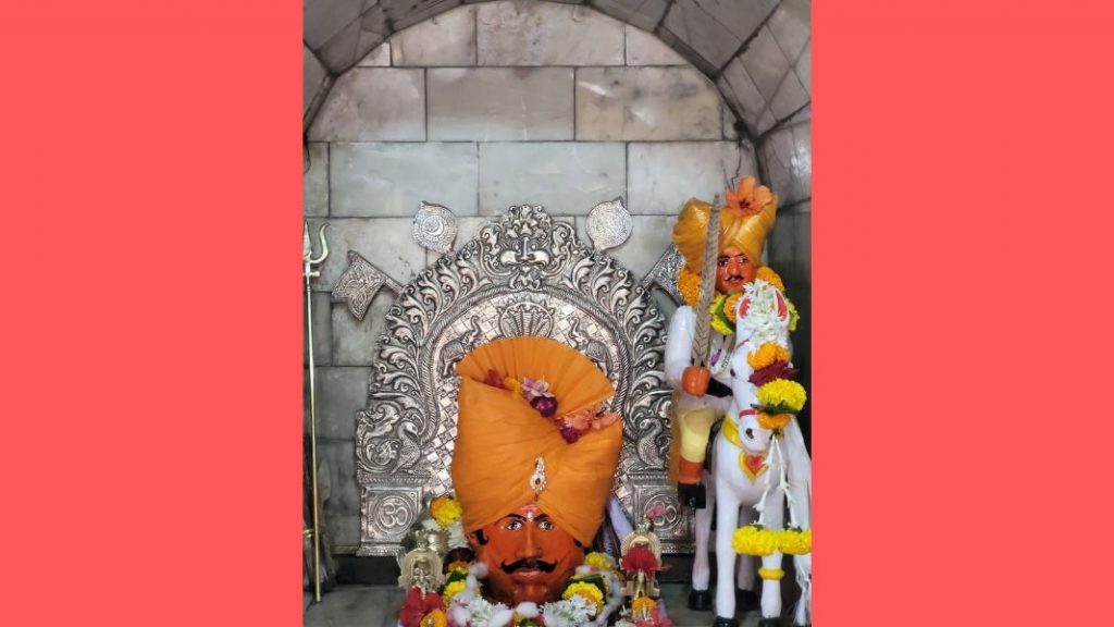 निसर्गासमोर शेतकरी हतबल : सावरवाडीत ग्रामदैवत भैरवनाथास गाव अभिषेक घालून साकडे Farmers helpless in the face of nature In Savarwadi village