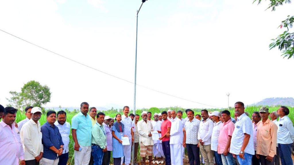 सांगरूळच्या मुख्य रस्त्यावर ग्रामपंचायतीच्या मार्फत सौरदिवे