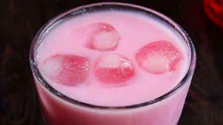 उन्हाळ्यासाठी उत्तम असणारा गुलाब सरबत … पोटही ठीक होईल आणि तणावही दूर होईल