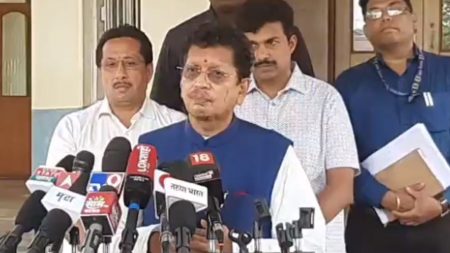 काही लोक मुख्यमंत्री झाले म्हणून पूजा करतात, पण विठ्ठल भक्त व्हावे लागते ; केसरकरांचा ठाकरेंना टोला Deepak Kesarkar On Sanjay Raut