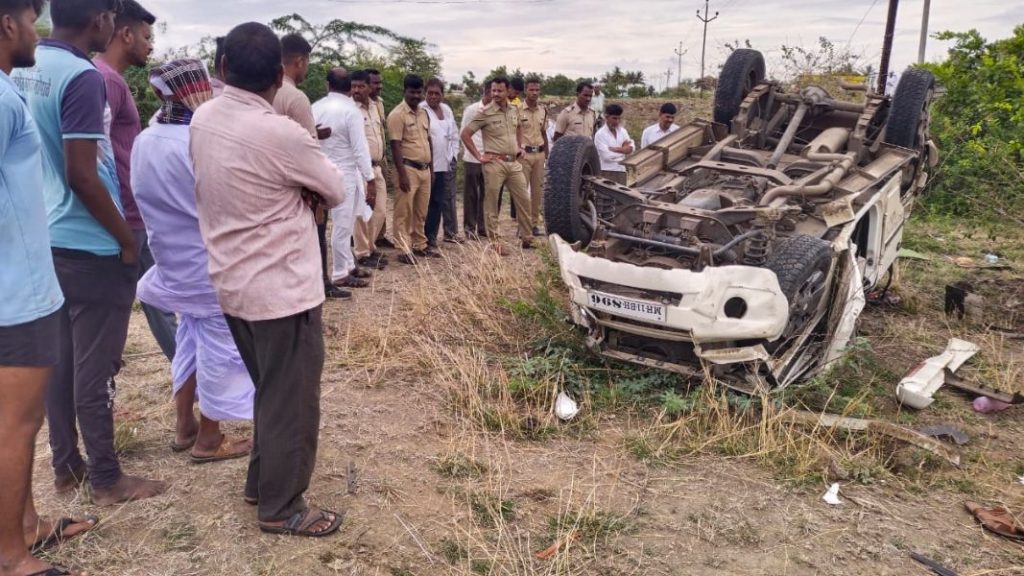 बोलेरो गाडी पलटी होऊन सात जण जखमी, सातारा पंढरपूर रस्त्यावरील घटना Seven people were injured when the Bolero overturned