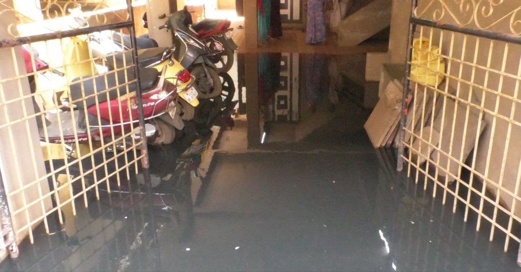कपिलेश्वर कॉलनीतील घरांमध्ये शिरले ड्रेनेजचे पाणी