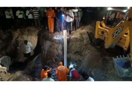 बोअरवेलमध्ये पडलेल्या चिमुकलीचा अखेर मृत्यू