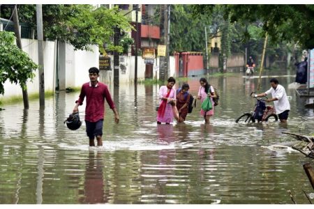 ‘बिपरजॉय’च्या तडाख्यानंतर गुजरातमध्ये मुसळधार पाऊस