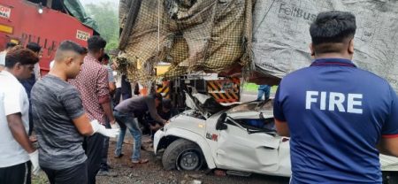 पुणे-मुंबई एक्स्प्रेस वेवर कंटेनर-पिकअपचा भीषण अपघात, 1 ठार 2 जखमी