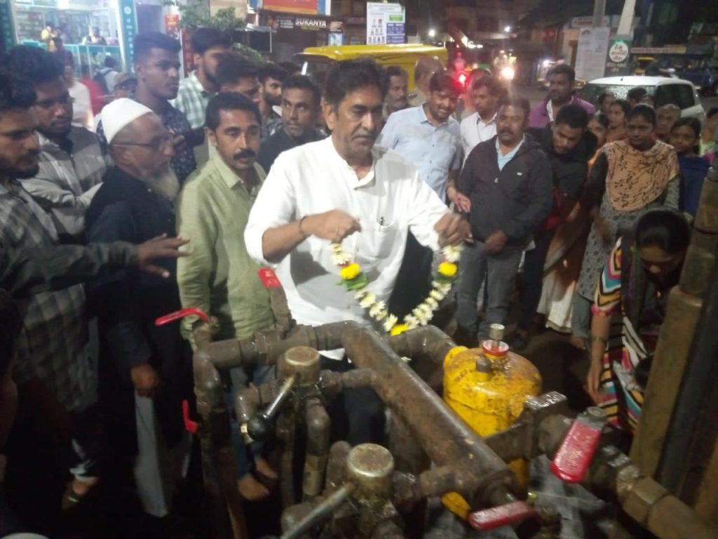 मुजावर गल्लीत बोअरवेल खोदण्याच्या कामाला आमदार आसिफ सेठ यांनी दिली चालना mla asif sait inaugurated borewell work