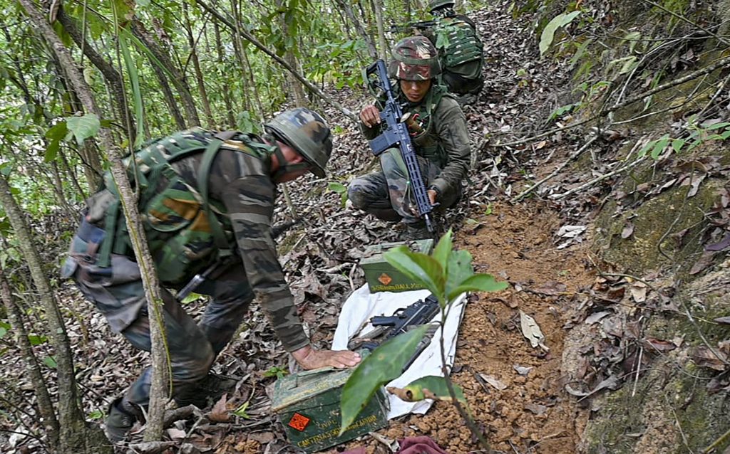 मणिपूरमध्ये लष्कराकडून शस्त्रास्त्रांची शोधमोहीम