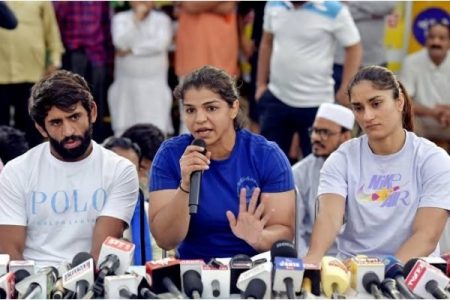 कुस्तीपटू परतले आपल्या कामावर