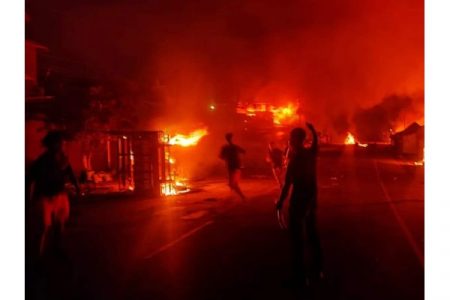 मणिपूर धुमसतंय…