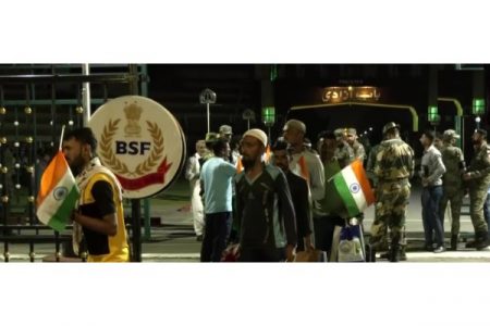 200 मच्छिमारांची पाकिस्तानमधून सुटका अटारी-वाघा सीमेवर भारताच्या स्वाधीन