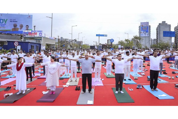 भारतासह संपूर्ण जग ‘योग’मय