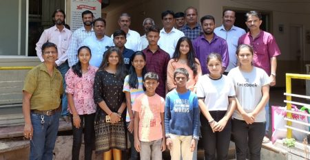 ‘सेंट्रल हायस्कूल 1988 बॅच वर्गमित्र’कडून दहावीच्या विद्यार्थ्यांचा सत्कार