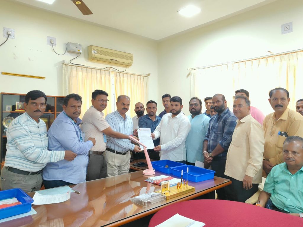 वीजबिल दरवाढीसंदर्भात महाराष्ट्र एकीकरण युवा समितीच्या वतीने हेस्कॉमला निवेदन