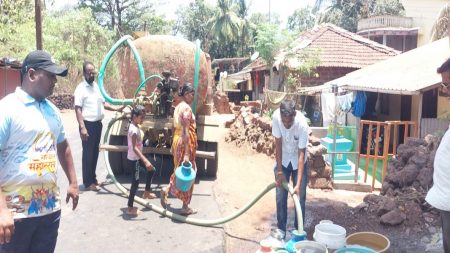आ. वैभव नाईक यांनी स्वखर्चाने केला कुंभारमाठ वासियांना टँकरद्वारे पाणीपुरवठा