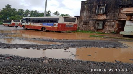 सावंतवाडी बसस्थानकाचा रस्ताच खड्ड्यात ! sawantwadi