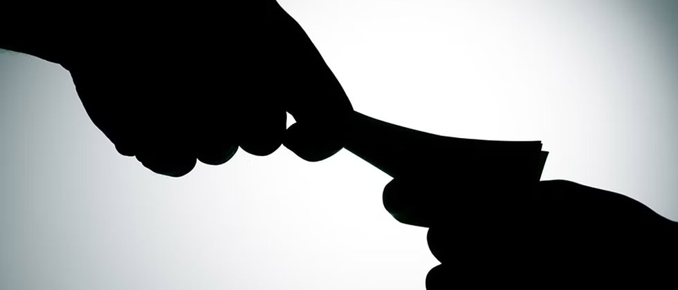 शिक्षण विभागातील लाचखोर अधिकाऱ्यांची उघड चौकशी करावी