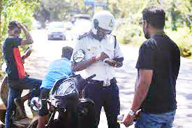 वाहन रस्त्यावर न आणताच वाहनचालकास येते ई चलन!