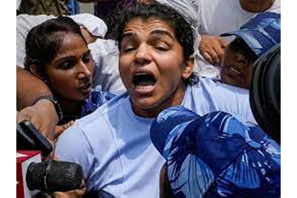 अल्पवयीन कुस्तीपटूची तक्रार मागे ?