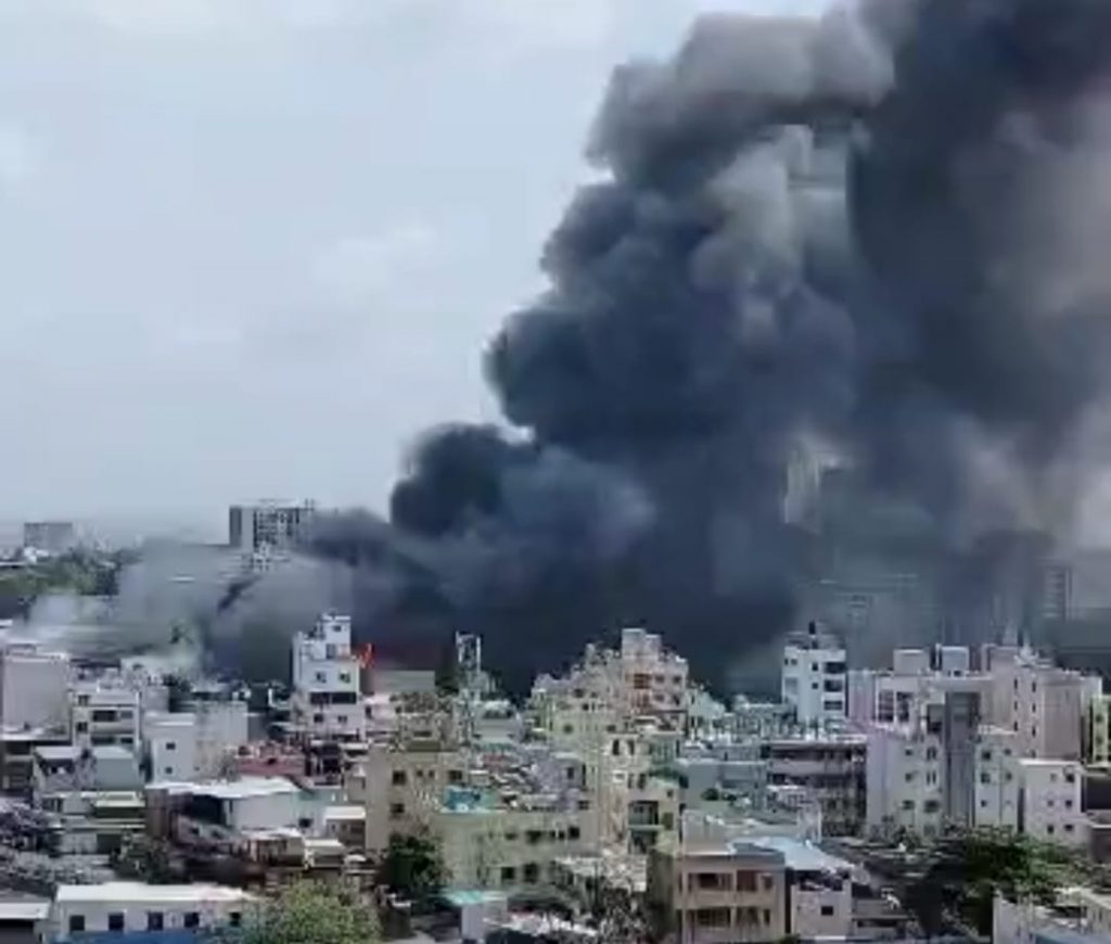 पुण्यात अग्नितांडव; तीन एकर परिसरात पसरली आग