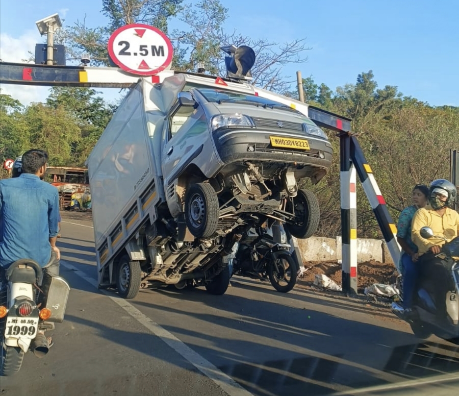 खंडाळा मॅजिक पाॅईटजवळ हाईट बॅरिकेटमध्ये टेम्पो अडकला