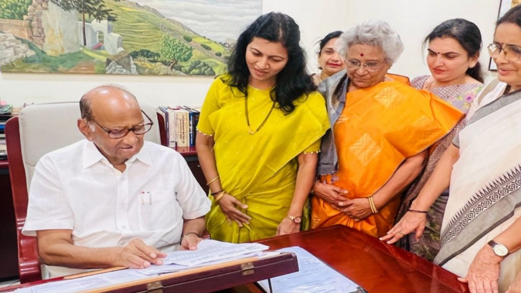 अर्चना घारेंनी दिल्लीत घेतली शरद पवारांची भेट ! sawantwadi