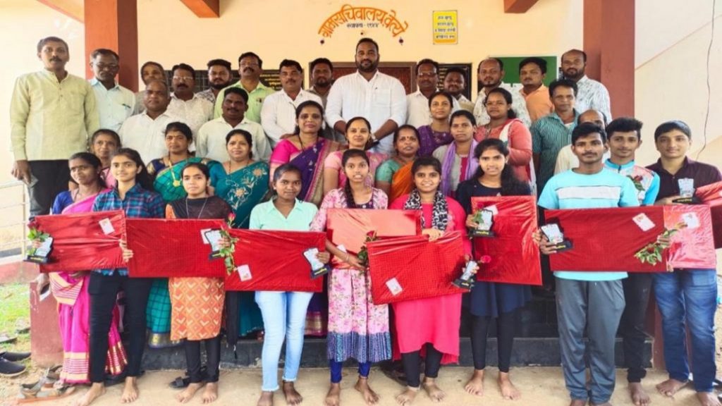 बारावी उत्तीर्ण विद्यार्थ्यांचा वेत्ये ग्रामपंचायतीकडून गौरव