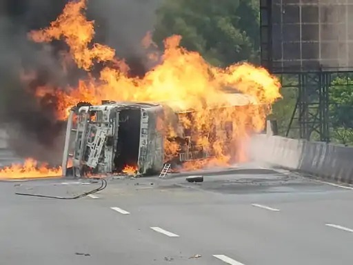 पुणे-मुंबई एक्स्प्रेस वेवर केमिकलच्या टँकरला आग; 4 जणांचा होरपळून मृत्यू