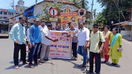 ‘जोडे’ मारून खासदार संजय राऊत यांचा मालवण शिवसेनेने नोंदवला निषेध