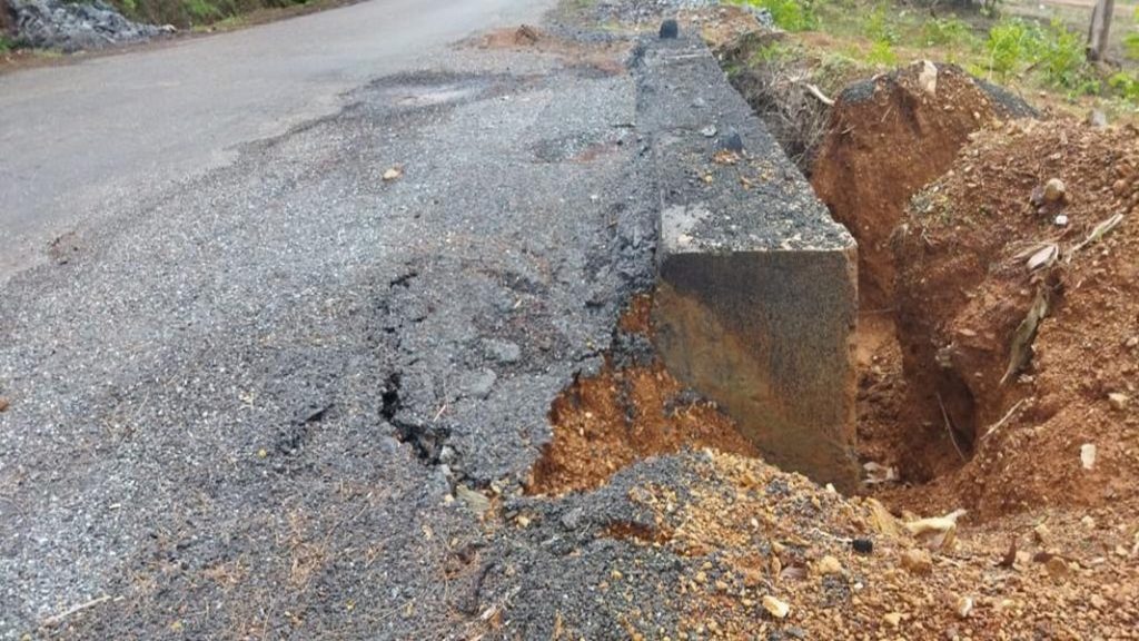 न्हावेली-पाडलोस मार्गावरील पूल खचले nhaveli