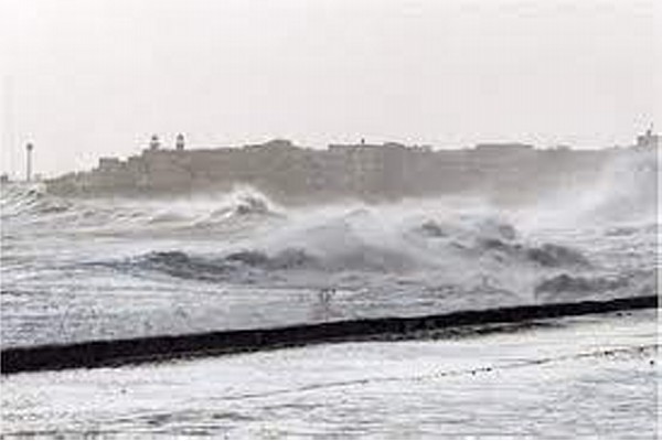 गुजरातच्या किनाऱ्यावर गुरुवारी धडकणार चक्रीवादळ