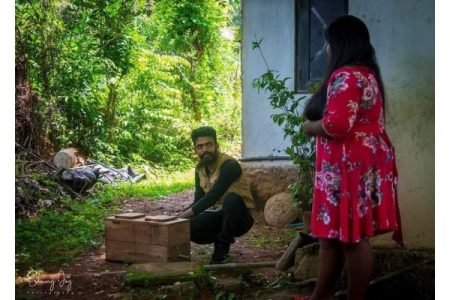 जोडप्याचे कोब्रासोबत प्री-वेडिंग फोटोशूट